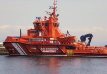 Remolcan a Vigo un pesquero con seis tripulantes que quedó sin gobierno