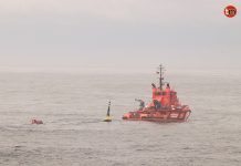 El remolcador María Pita recupera la boya de Cabo Silleiro tras quedar a la deriva