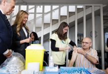 La Xunta inicia la campaña de vacunación contra la gripe y la covid-19 en centros sociosanitarios