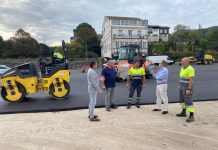 A Guarda asfalta el aparcamiento de Fínola