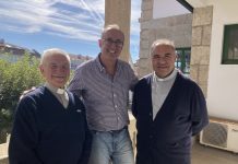 El alcalde recibe al cura entrante y saliente de la parroquia de Nigrán