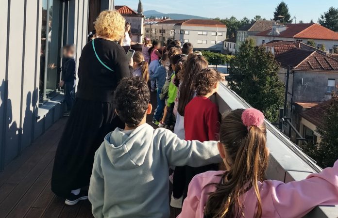 estudiantes de visita no espazo isaura gómez-tomiño