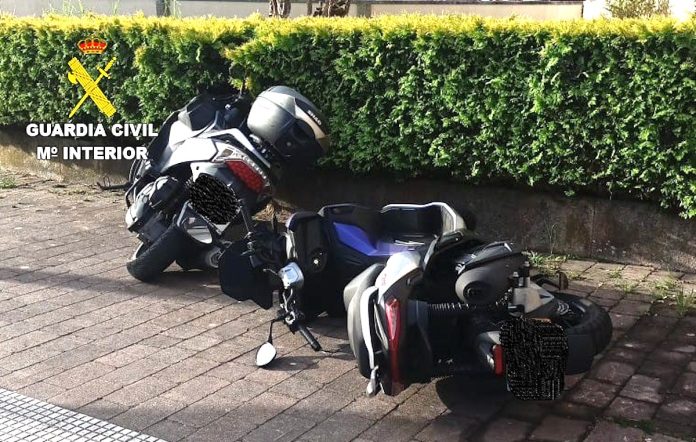 Investigan a dos varones por delito de daños a 15 turismos y 4 motos en Baiona