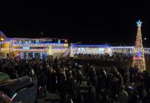 Súper Giráldez de Baiona inaugura su iluminación de Navidad con música, sorteos y una gran fiesta