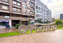 El Concello instala sus letras en granito Rosa Porriño en el centro de la villa