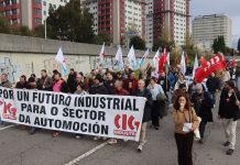 O persoal da automoción galega insiste en esixir medidas urxentes ante despidos e ERTE