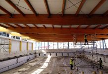 Caballero destaca el buen ritmo de las obras de la nueva piscina de Teis