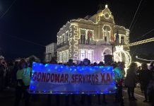 Vecinos de Gondomar exigen servicios básicos en una concentración silenciosa durante el encendido navideño