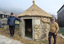 Dos vecinos de Camposancos construyen en piedra una réplica de una vivienda castreña