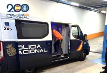 Detienen a un hombre por agredir a varios agentes y ocasionar daños graves a un vehículo radiopatrulla