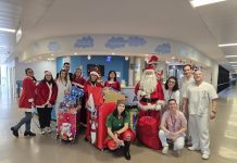 Los niños de oncología del Álvaro Cunqueiro reciben la visita solidaria de Papá Noel