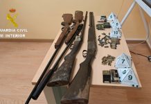 Incautan una escopeta y dos rifles en el domicilio del atracador de la gasolinera de Tui