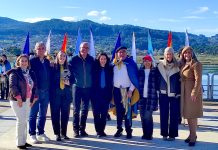 El VI Certamen de Rondallas del Val Miñor llena de música, color y tradición el renovado paseo de A Ramallosa