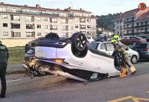 Aparatoso accidente con vuelco en el centro de Baiona
