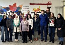 Oia rinde homenaje a Lucía Rodríguez, limpiadora del CEIP Refoxos, con motivo de su jubilación