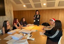 La juventud de Tomiño llena de cariño los buzones de las personas mayores