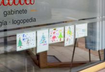 Escolares de Tomiño llenan los escaparates de creatividad por Navidad