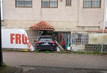 Un coche se empotra contra una vivienda en Vigo y acaba en su cocina