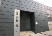 El temporal afecta al auditorio V Centenario y a las escaleras del Cais en Baiona