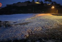Un manto de espuma cubre la Praia da Concheira en Baiona