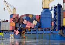 Atraca en el Puerto de Vigo un mercante con un corrimiento de carga causado por el fuerte oleaje