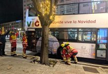 El Nadal Bus de Vigo choca con un árbol en la Gran Vía