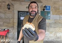 El choripán revoluciona la Festa da Arribada con fusión gallego-japonesa
