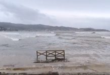 El fuerte oleaje golpea Panxón y arrasa parte de la pasarela de Praia América