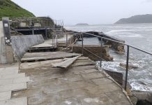 El oleaje destroza parte del Talaso natural de Baiona