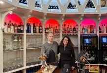 El alcalde de A Guarda visita la vinoteca La Botica antes de su reapertura