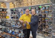 El alcalde de A Guarda apoya la innovación comercial con la visita a un nuevo local