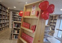Libros envueltos y lecturas sorpresa para celebrar San Valentín en Mos