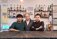 El alcalde de A Guarda visita el nuevo bar D&G Itanic en la antigua parada de bus