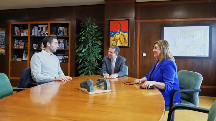 Caballero con representantes de justicia-Vigo