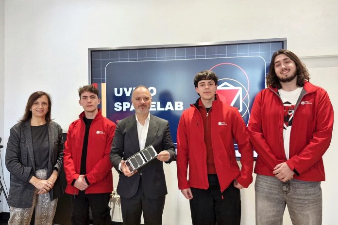 David Regades con equipo Uvigo SpaceLab