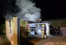 Un incendio calcina un garaje y dos coches en Nigrán