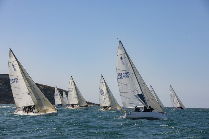 La flota de J80 compitiendo frenteParador