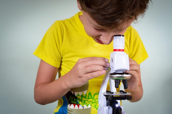 niño microscopio