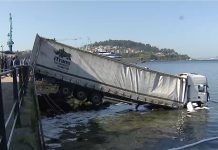 Un tráiler sin frenos acaba en el mar tras arrollar varios vehículos en Teis