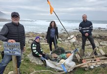 Un vecino de Oia se convierte en guardián del mar recogiendo basura en la costa