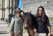 El baionés Adrián Martíns recorre Galicia a caballo para la TVG y culmina su aventura en Oia