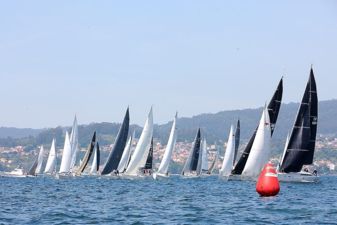 La flota durante la salida desde Vigo