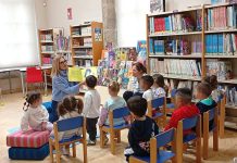 Los más pequeños de Tui descubren la magia de la lectura en la Biblioteca Municipal