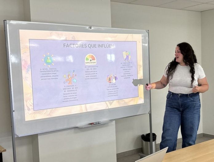 A responsable de Prevencion da Asociación Érguete, Noelia Romero, durante a presentación do programa ADOS