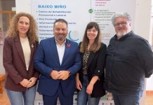 El alcalde de Gondomar se “embarra” en Avelaíña para conocer su taller de cerámica