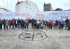 Una lona de 32 metros homenajea la historia, el mar y las tradiciones de Baiona
