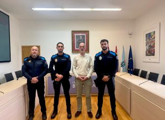 La Policía Local de Baiona salva la vida a un peregrino en pleno Casco Histórico