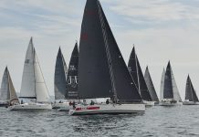 El viento, protagonista en el estreno del Trofeo Repsol en Baiona