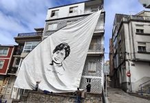 A vela do Piueiro ondea en terra para homenaxear a Begoña Caamaño no Día das Letras Galegas