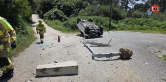 Herida leve tras volcar su vehículo sobre el Camino Portugués de la Costa en Oia